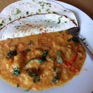 Paprikový dhal a placka s česnekovým máslem