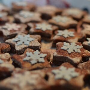 Hvězdičky - čiroková mouka, brusinková marmeláda