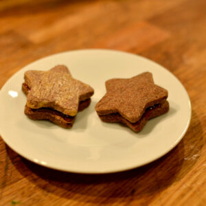 Hvězdičky - čiroková mouka, brusinková marmeláda