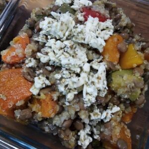 Quinoa s pečenou zeleninou a čočkou, modrý sýr