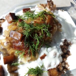 Pohanka s brynzou, cibulkou a tofu škvarečky